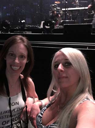 Marie-Hélène Cyr et Sandra Coussa dans la première rangée avant le spectacle de Bon Jovi à Montréal, Québec, Canada (18 mai 2018)